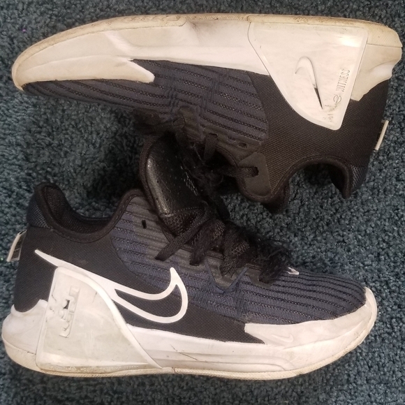 Nike Lebron James Witness Basketball Sneakers. Big Boy Youth Size 2.5Y. - Picture 1 of 11